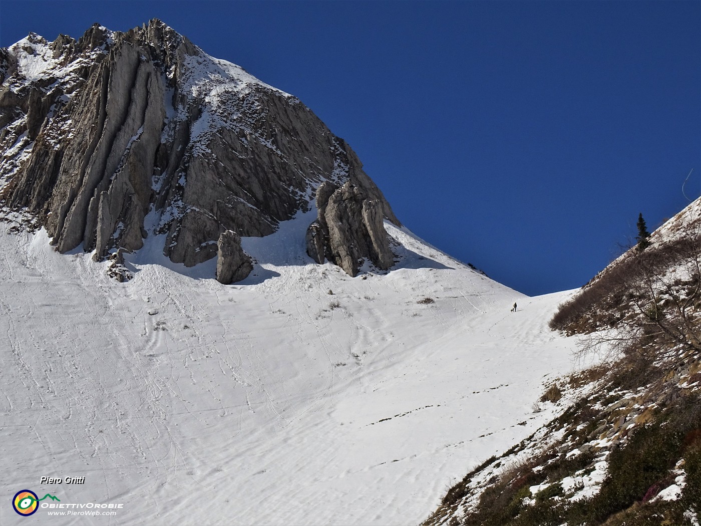 17 Qualcuno sta risalendo il Vallone dei Sessi per il Passo di San Simone.JPG